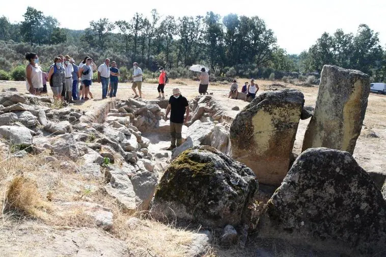 Visita guiada las excavaciones realizadas en el dolmen en 2020.