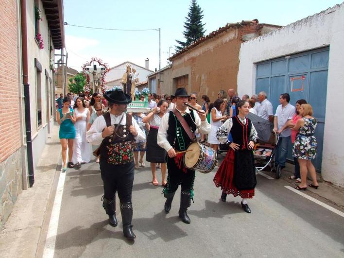 Procesión con la Virgen y el Cristo por las calles de Villoruela.