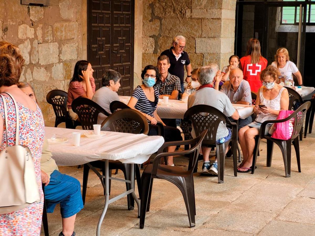 Evacuados tomando el desayuno ayer en la antigua Escuela Hogar ‘Los Sitios’, donde pasaron la noche.