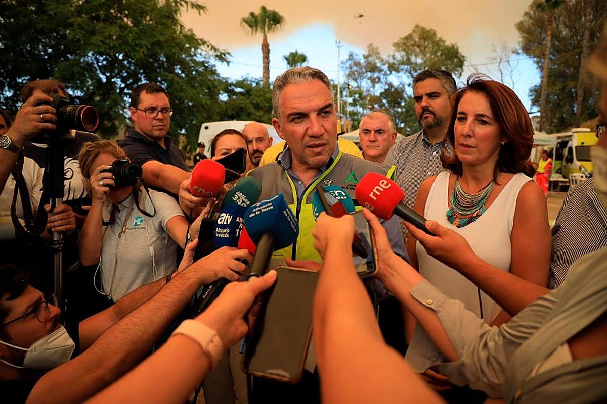 El consejero de Presidencia, Administración Pública e Interior, Elías Bendodo, atiende a la prensa desde el Puesto de Mando Avanzado (PMA).