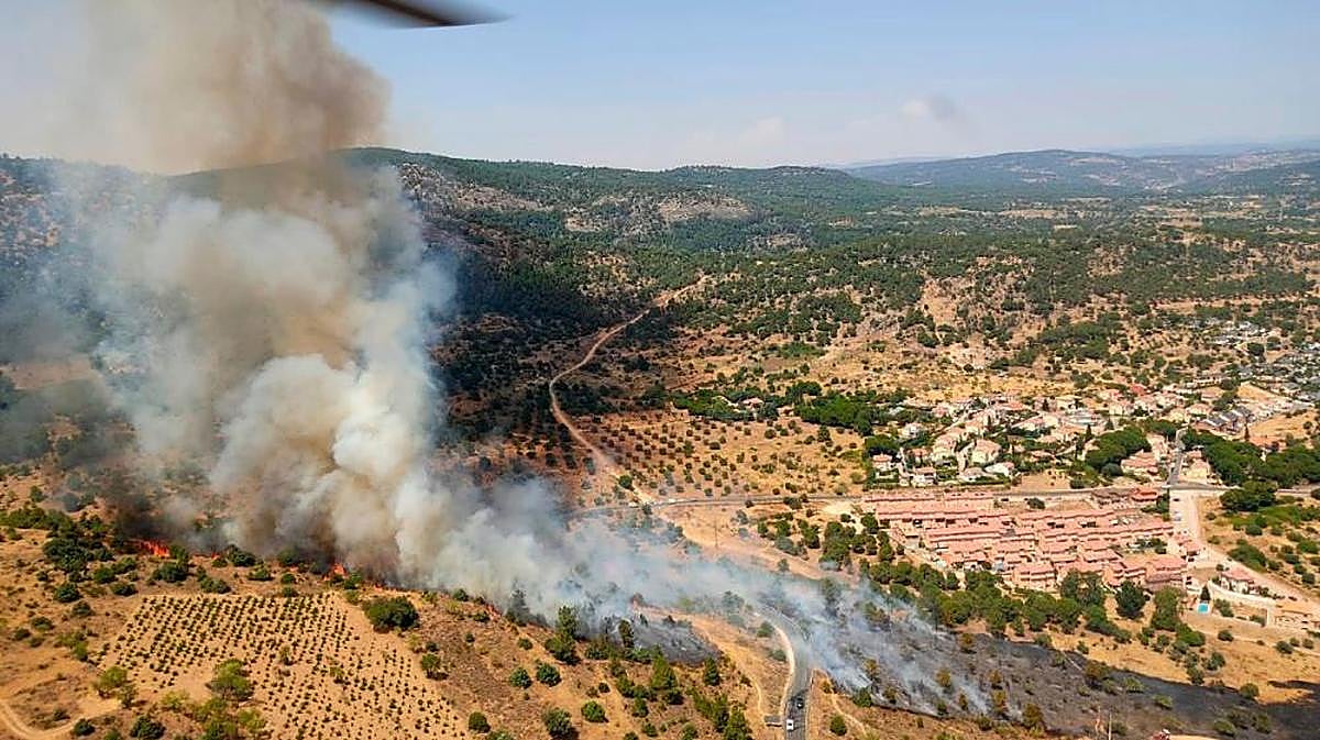 El incendio, muy próximo al núcleo urbano de Cebreros.