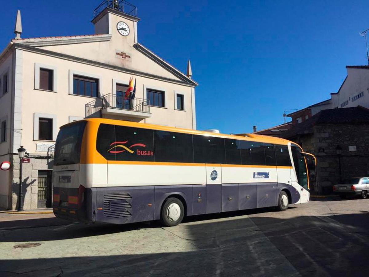 Un autobús en Linares de Riofrío