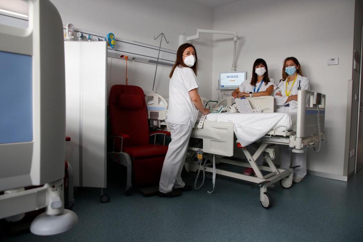 Rut Prieto, Miryam González y Sandra Inés Revuelta, en una de las habitaciones del Hospital de Salamanca.