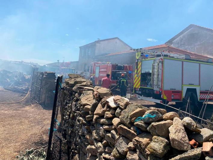 Alarma en Lumbrales tras declararse un virulento y peligroso incendio que llega a las casas