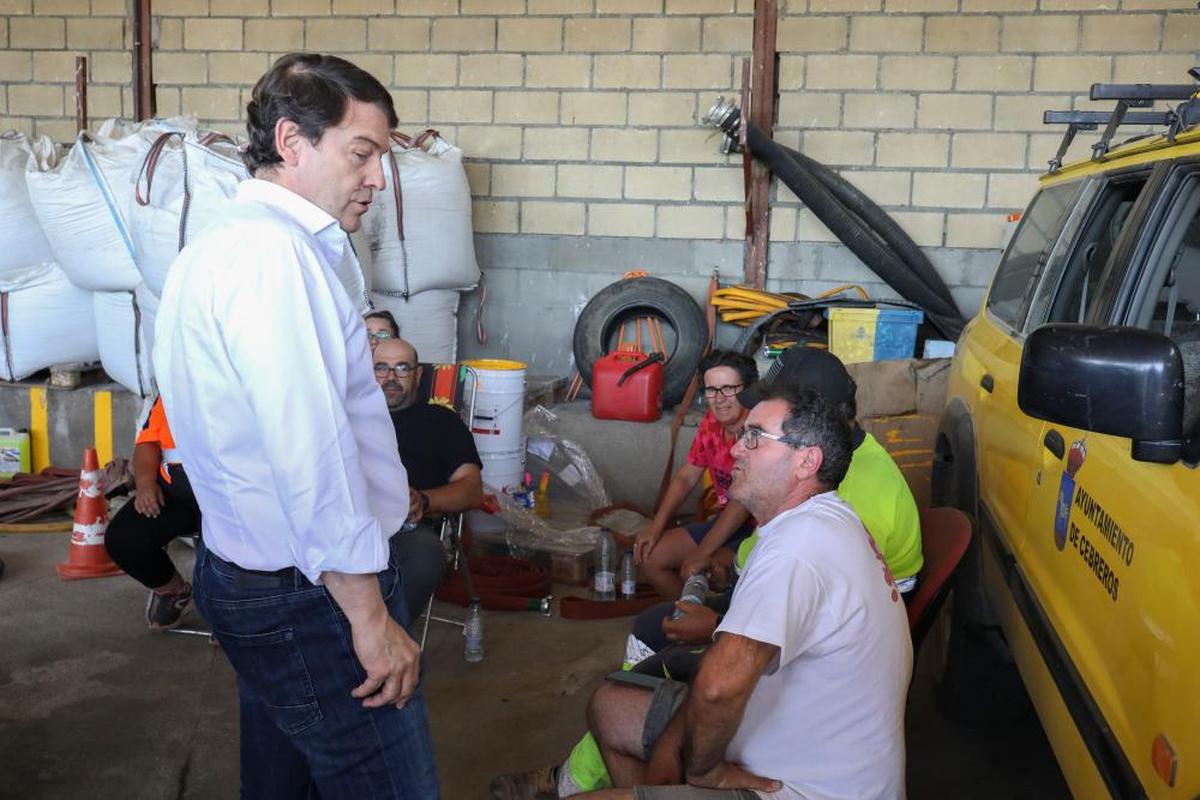 El presidente de la Junta de Castilla y León, Alfonso Fernández Mañueco conversa con trabajadores durante su visita a Cebreros