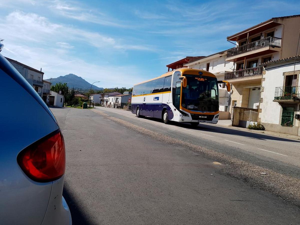 Autobús circulando por la travesía de la SA-102 en Sorihuela en sentido Madrid