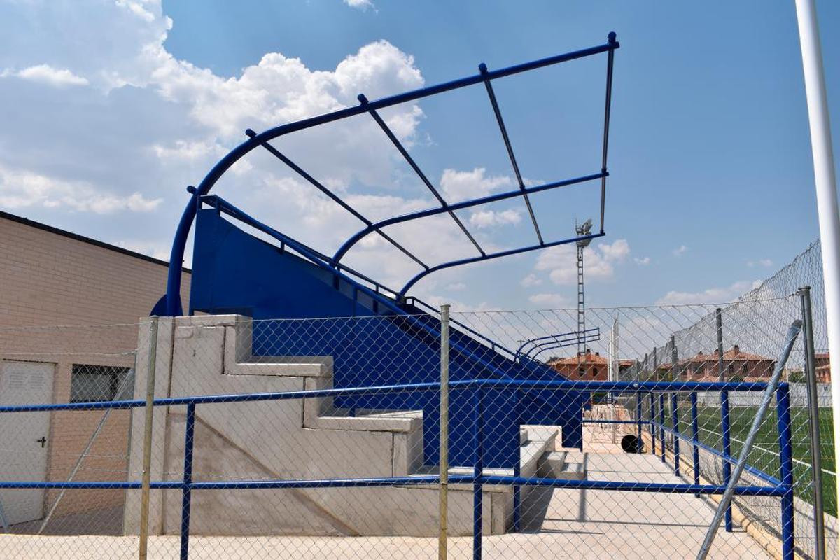 El Consistorio ya ha instalado la estructura metálica donde irá la cubierta de las gradas del campo de fútbol.
