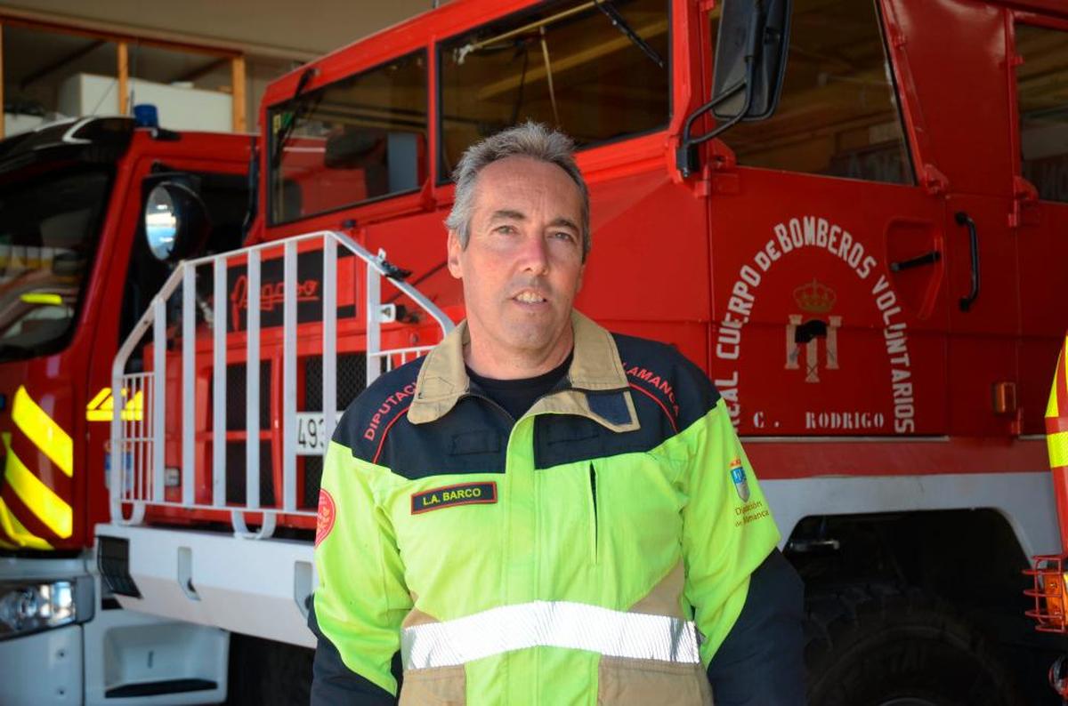 Luis Ángel Barco en el Parque de Bomberos de Ciudad Rodrigo.