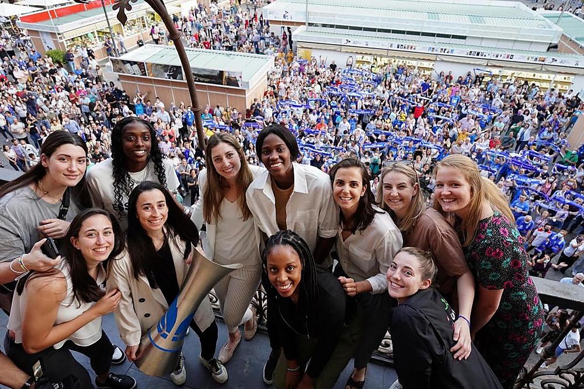 Las jugadoras del Perfumerías Avenida y el trofeo de Liga, en el balcón del Ayuntamiento con centenares de aficionados en la Plaza Mayor.