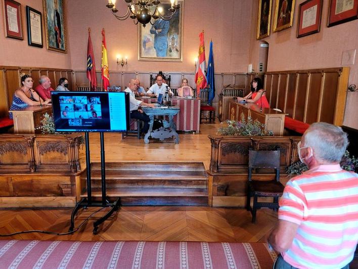 Finalizado el pleno, se dio voz a un vecino que pedía mayor seguridad peatonal en la zona de las Tenerías.