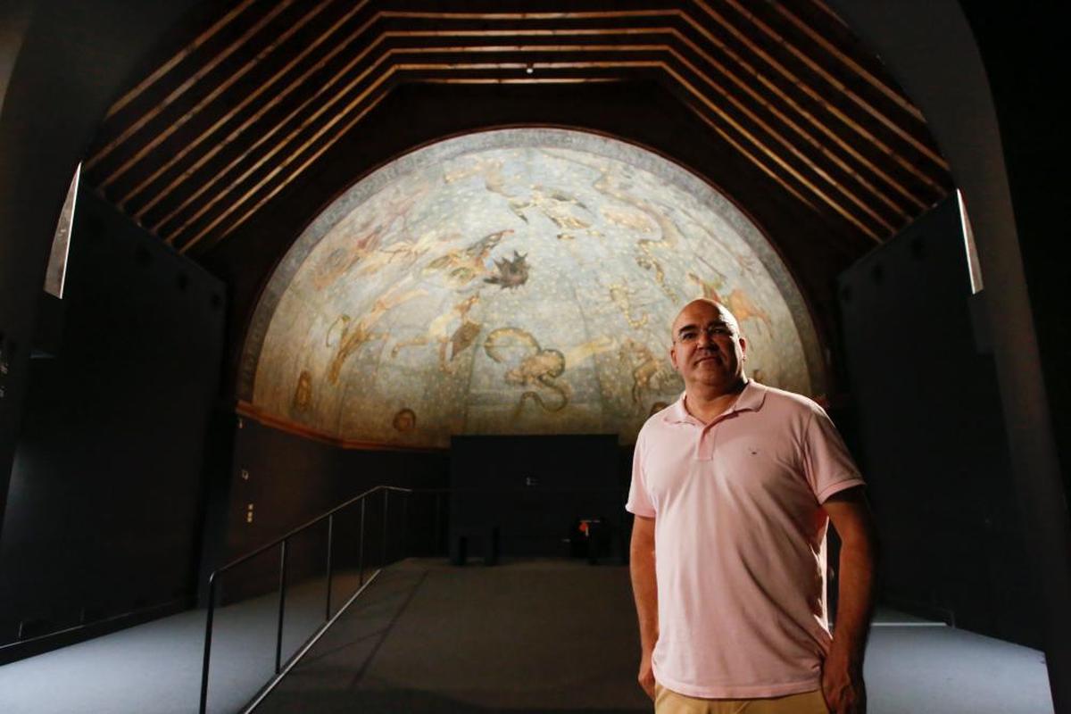 Carlos Tejero, junto a la bóveda del Cielo de Salamanca, ubicada en Escuelas Menores.