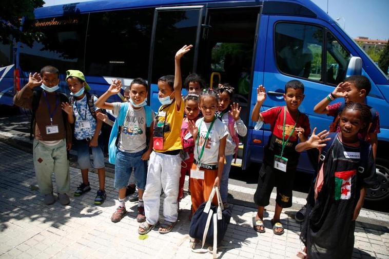 Los trece niños saludan a su llegada a la sede de Cruz Roja.