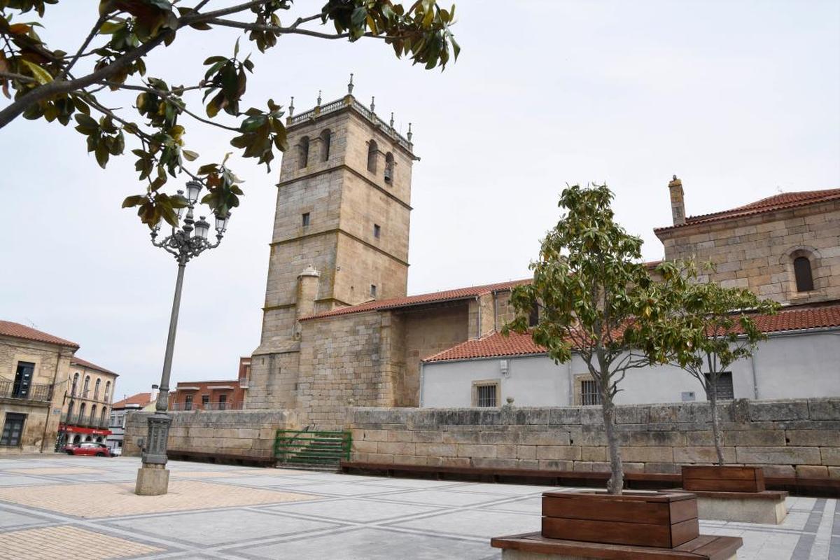 Iglesia parroquial y plaza de España de Vitigudino.