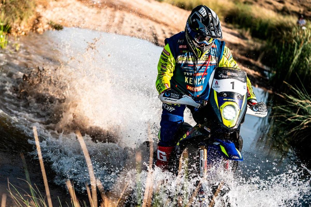 Lorenzo Santolino pasando por un río durante la etapa de este domingo.