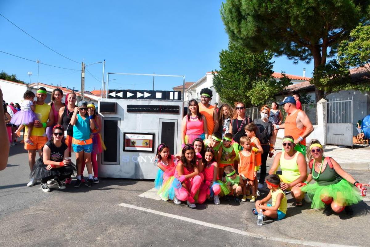 Un grupo de ochenteros junto a un auto en forma de radio. | EÑE