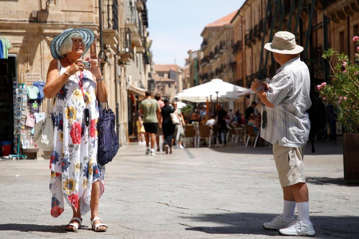 Dos turistas tomando fotografías en la mañana de ayer en la plaza de Anaya.