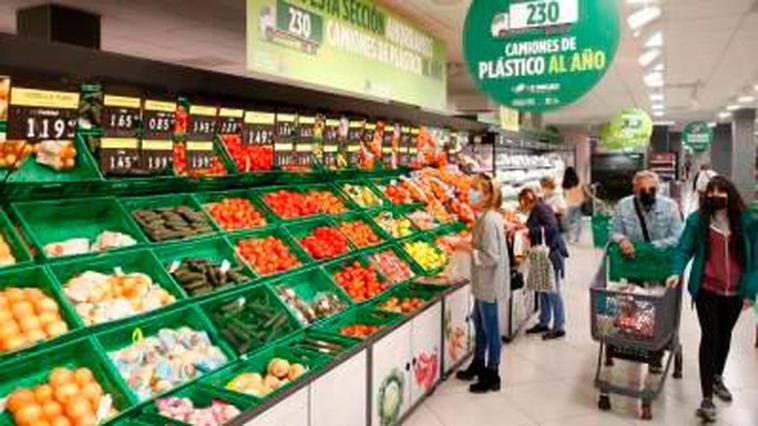 Varios usuarios compran en un supermercado.