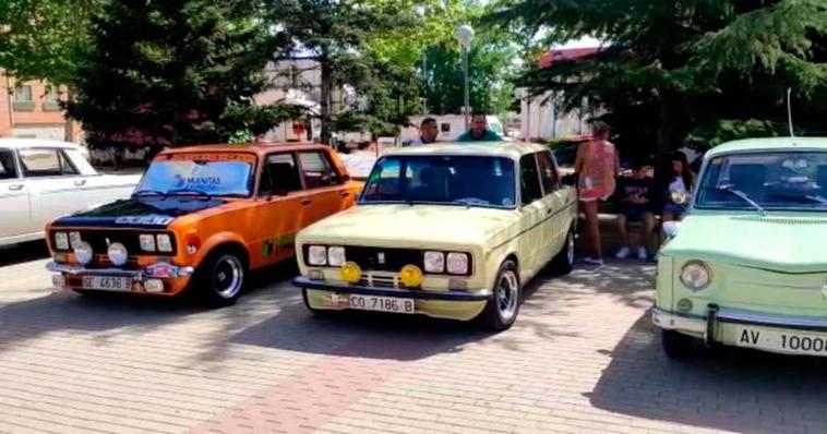 El Zurguén acoge una concentración de coches antiguos con motivo de sus fiestas