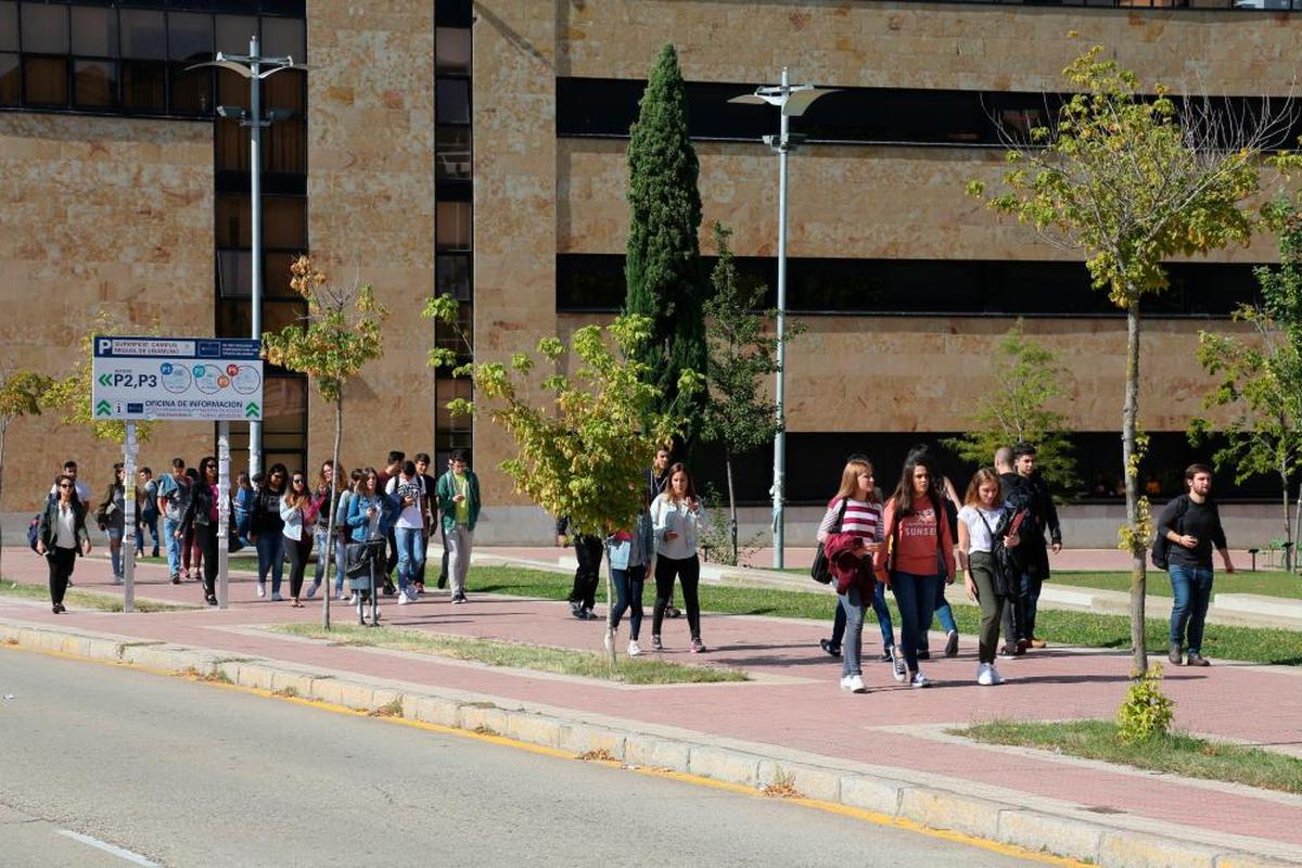 Estudiantes universitarios paseando por el Campus Unamuno.