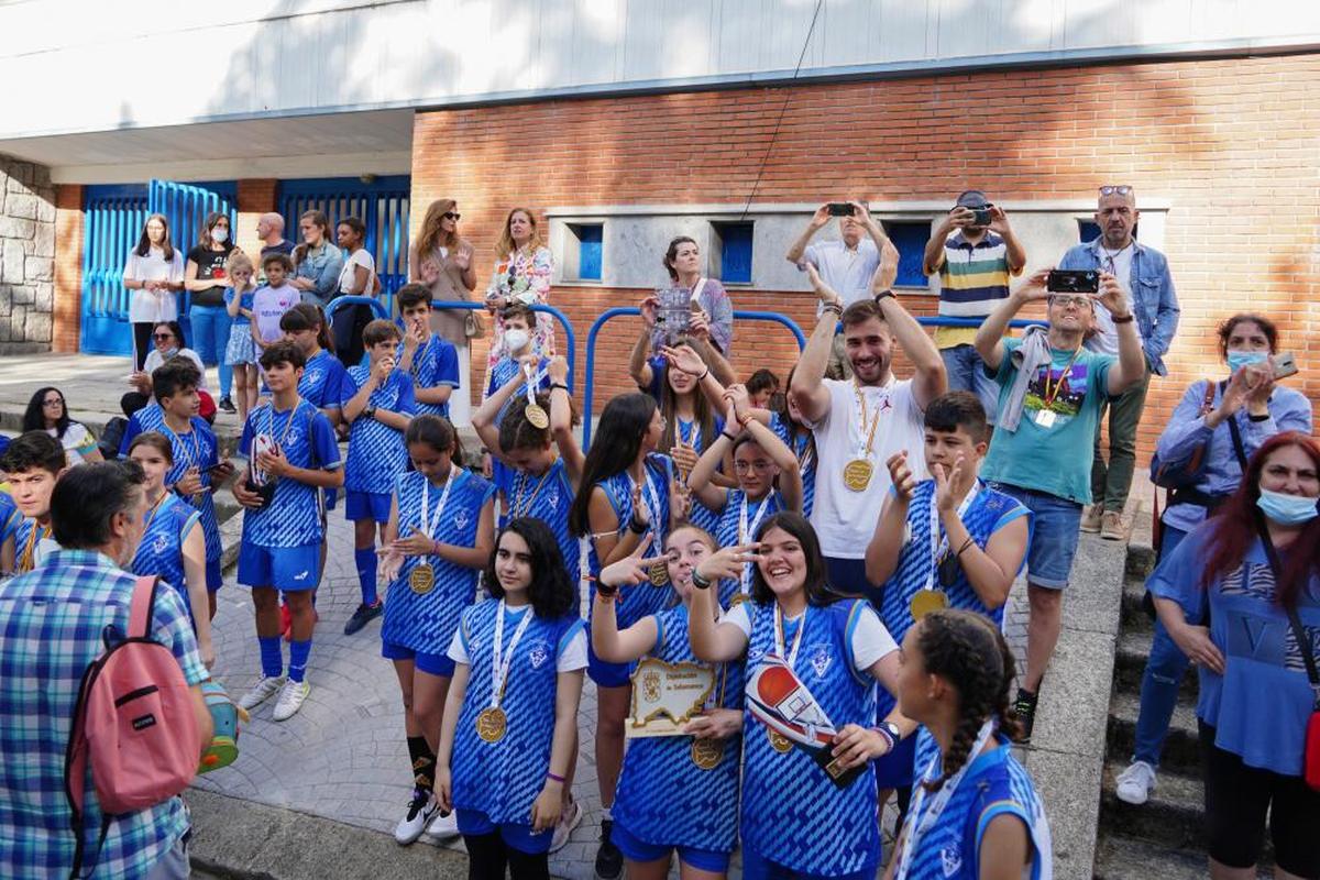 Escolares, con sus medallas en la entrega de premios del curso anterior.