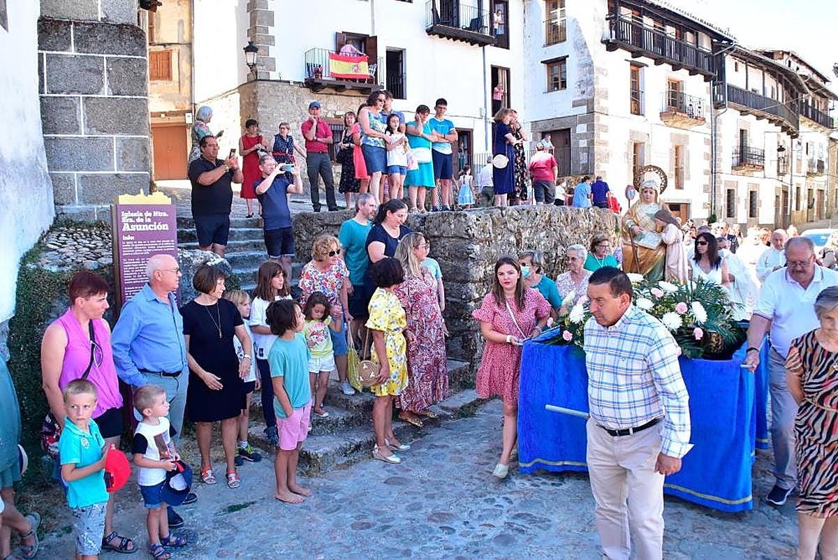El público se acercó a la iglesia para ver el recorrido de Santa Ana.
