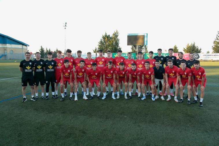 Plantel de jugadores y técnicos que comenzaron la pretemporada en el San Casto.