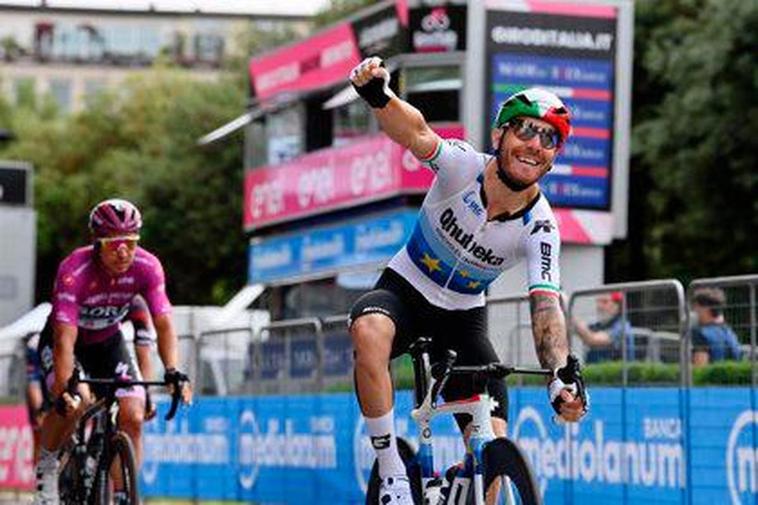 El ciclista italiano Giacomo Nizzolo celebra su triunfo en el Giro de Italia de 2021 en la etapa entre Ravenna y Verona.