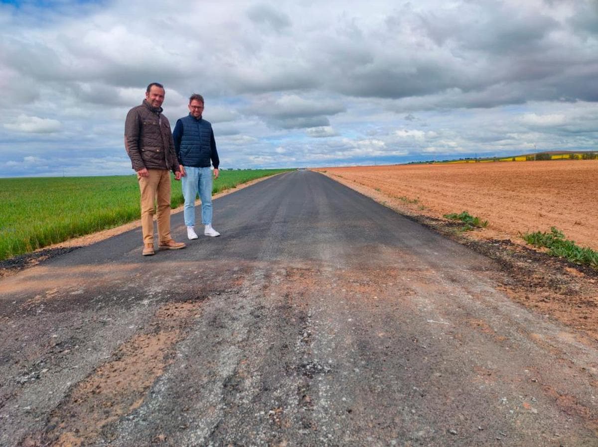 El concejal, Antonio Luis Rodríguez, junto al alcalde, Guillermo Rivas, en el acceso a Carrascal de Barregas.