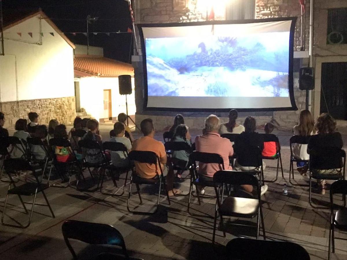 Imagen de los vecinos de Guadramiro en la sesión de cine al aire libre