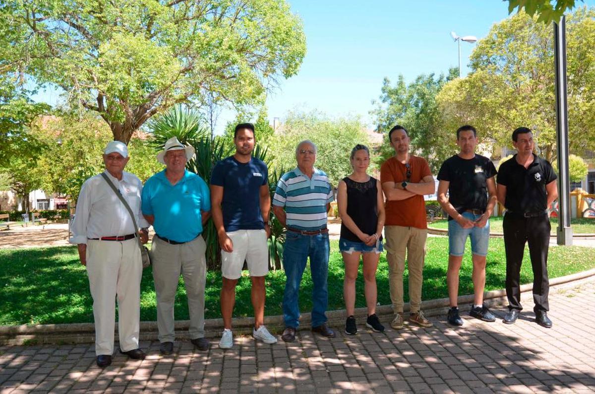 Corporación municipal y representantes de hostelería y comercio.