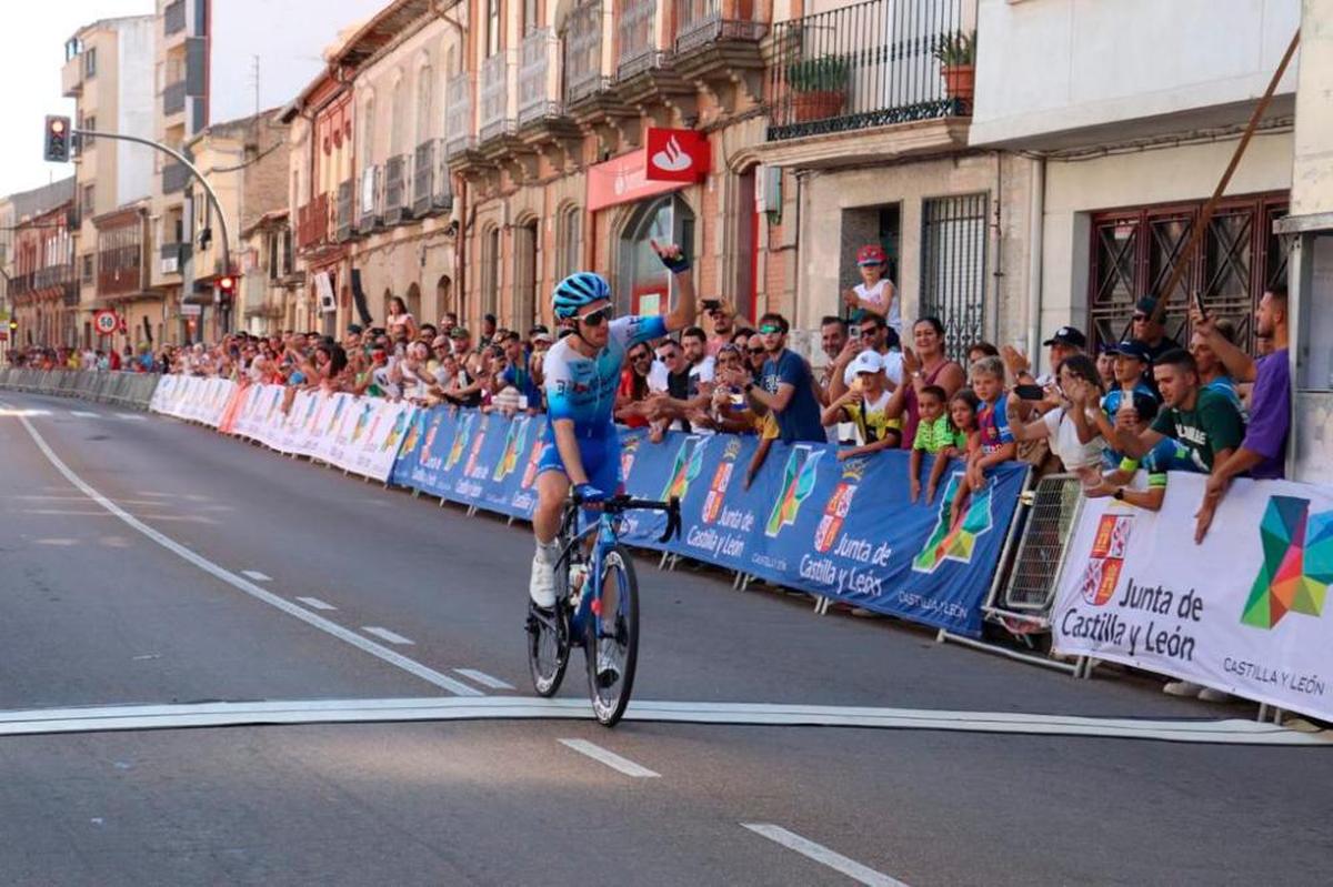 Simon Yates celebrando la victoria