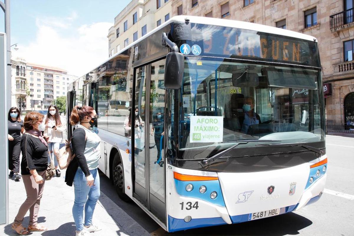 Un grupo de personas suben a un autobús en Salamanca