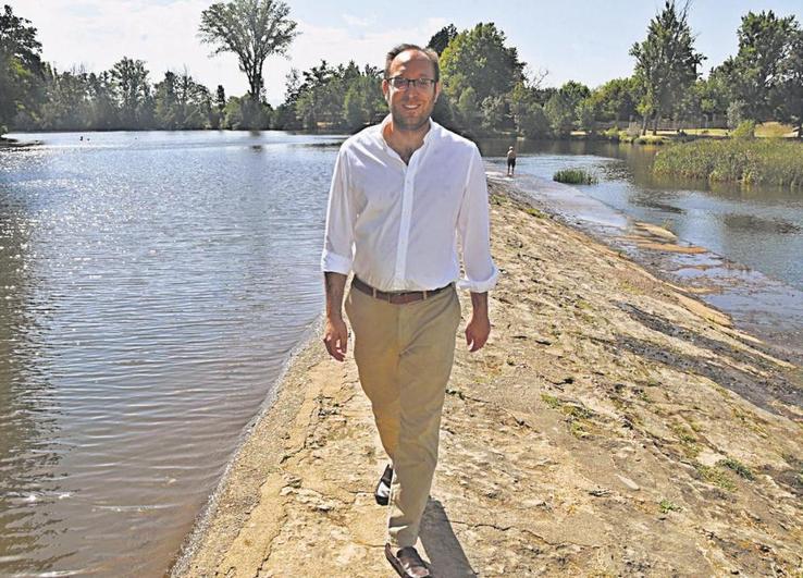 El alcalde Marcos Iglesias en La Pesquera, la principal zona de baño del río Águeda en Ciudad Rodrigo.