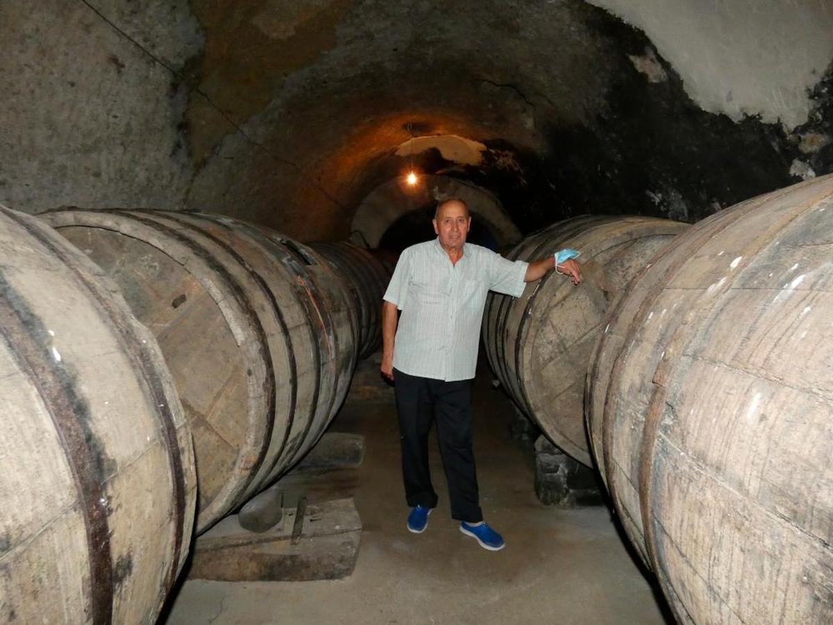 Francisco Jiménez García en la bodega de Macotera que fue excavada en la propia roca