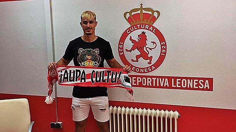 Padilla posando con la bufanda de la Cultural Leonesa.