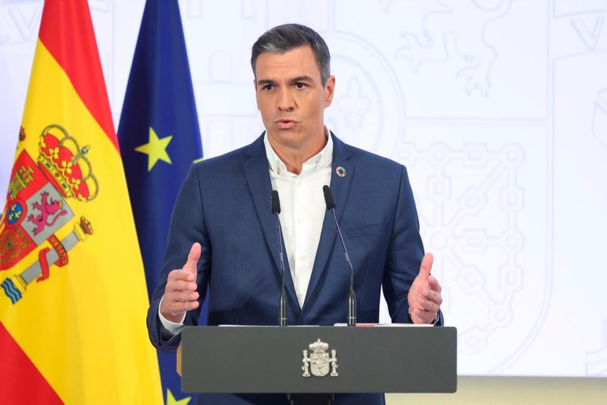 Pedro Sánchez, sin corbata, comparece ante los medios de comunicación