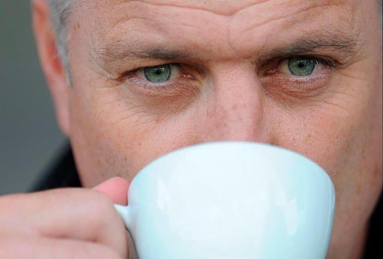 Un hombre bebiendo en una taza