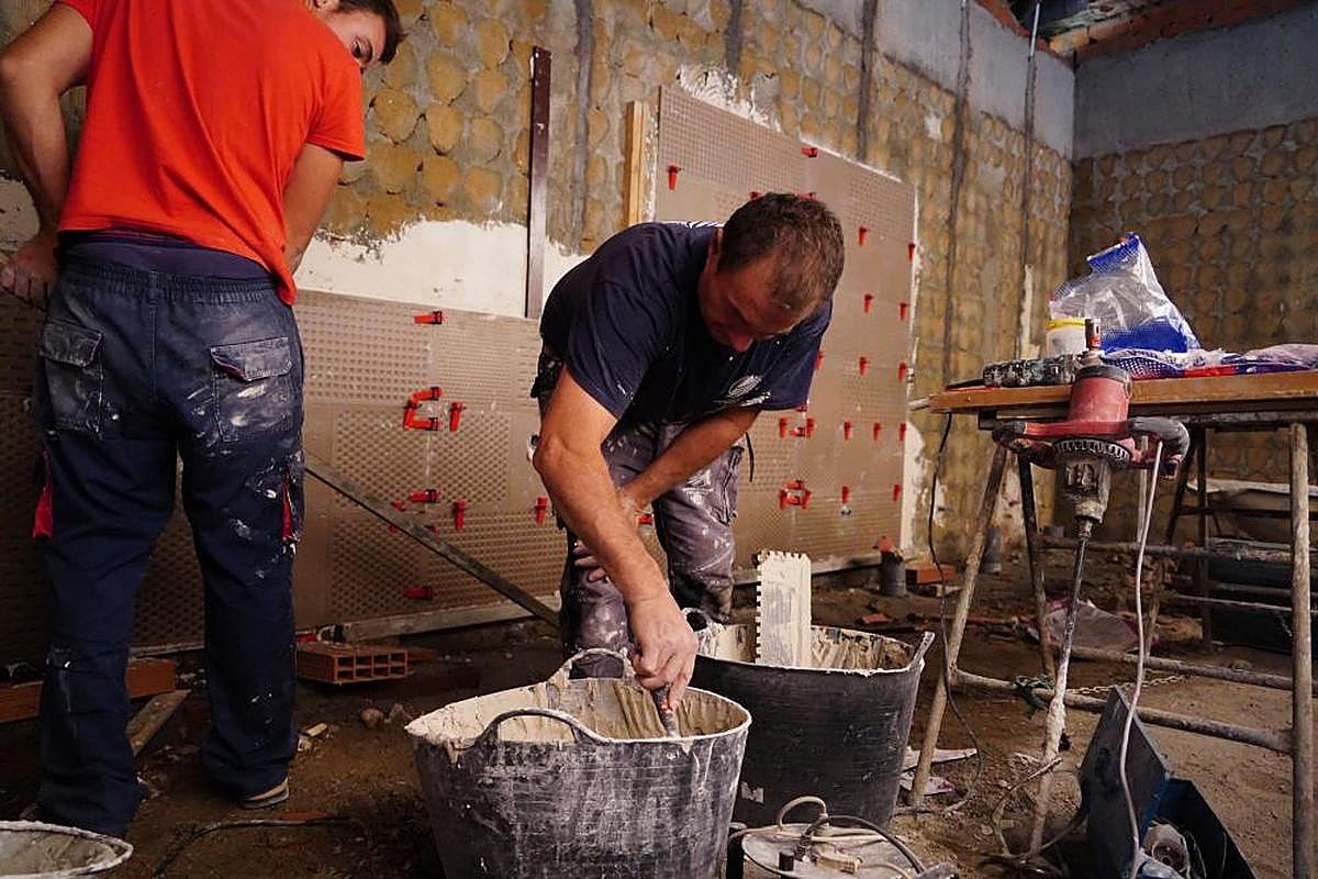 Dos personas trabajando en una obra en la ciudad