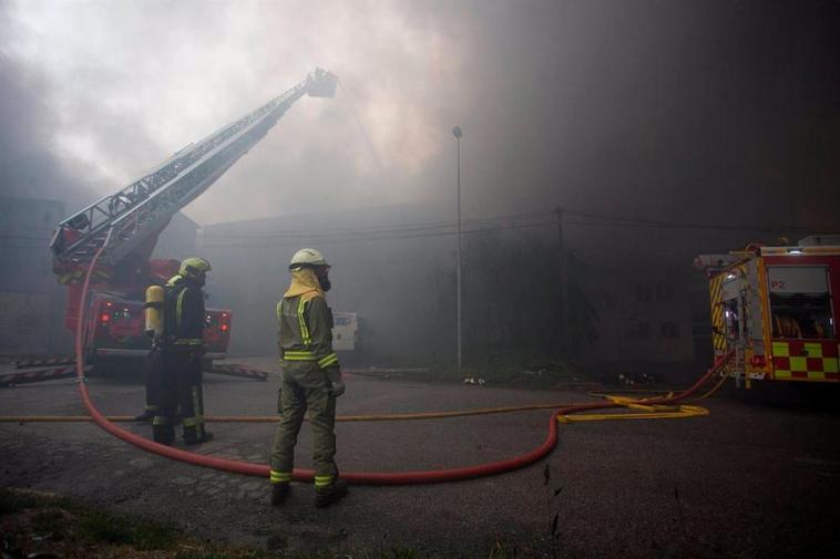 Imagen de archivo de los bomberos de Lugo extinguiendo un incendio