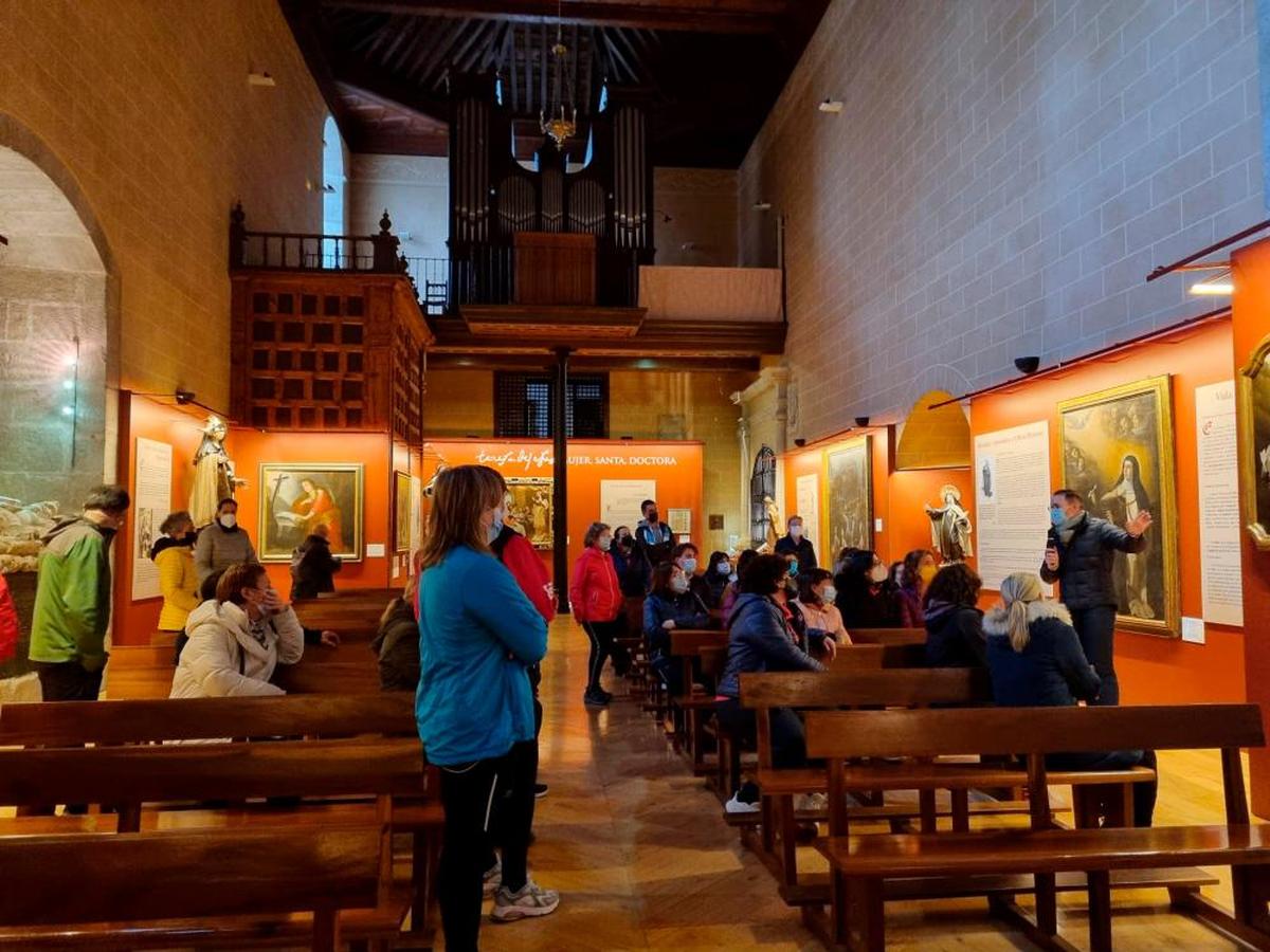 Visitantes en la muestra sobre Santa Teresa en Alba.