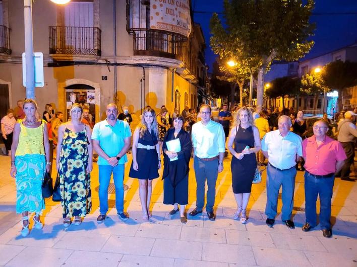 Autoridades municipales anoche con la pregonera del Martes Chico, Sonsoles Salazar.