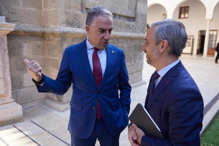 El coordinador general del PP, Elías Bendodo, junto al consejero de Hacienda en funciones de la Junta de Andalucía, Juan Bravo.