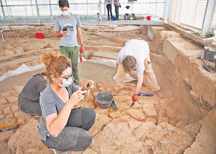 Cristina Alario, en primer plano, junto al grupo de arqueólogos y universitarios que participaron en la excavación del pasado verano.