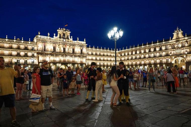 La Plaza Mayor luciendo su iluminación artística este martes.