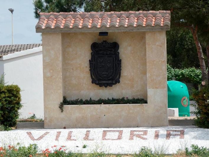 Escudo de Villoria a la entrada de la localidad.