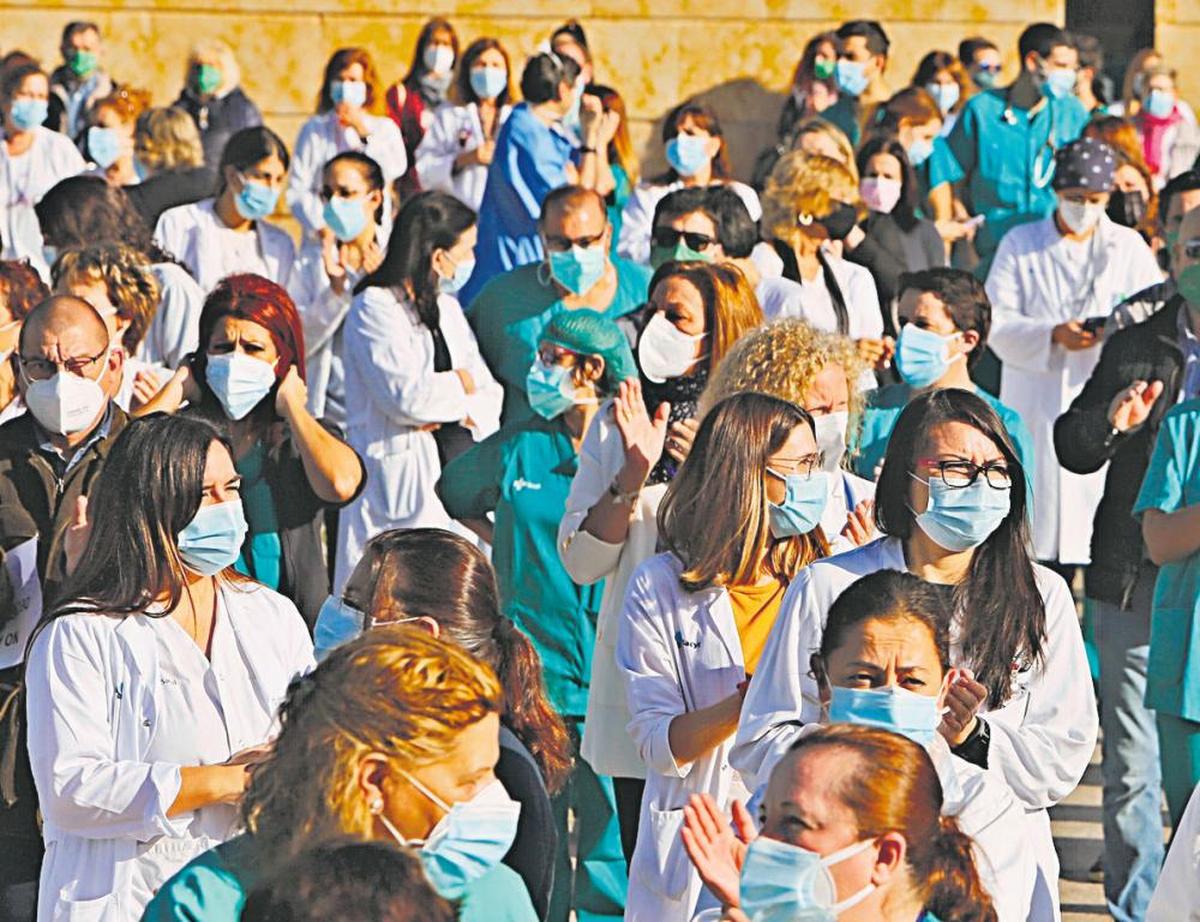 Personal sanitario salmantino durante una protesta.