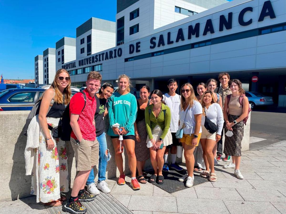 Jóvenes de la universidad de Rhode Island visitan el Hospital.