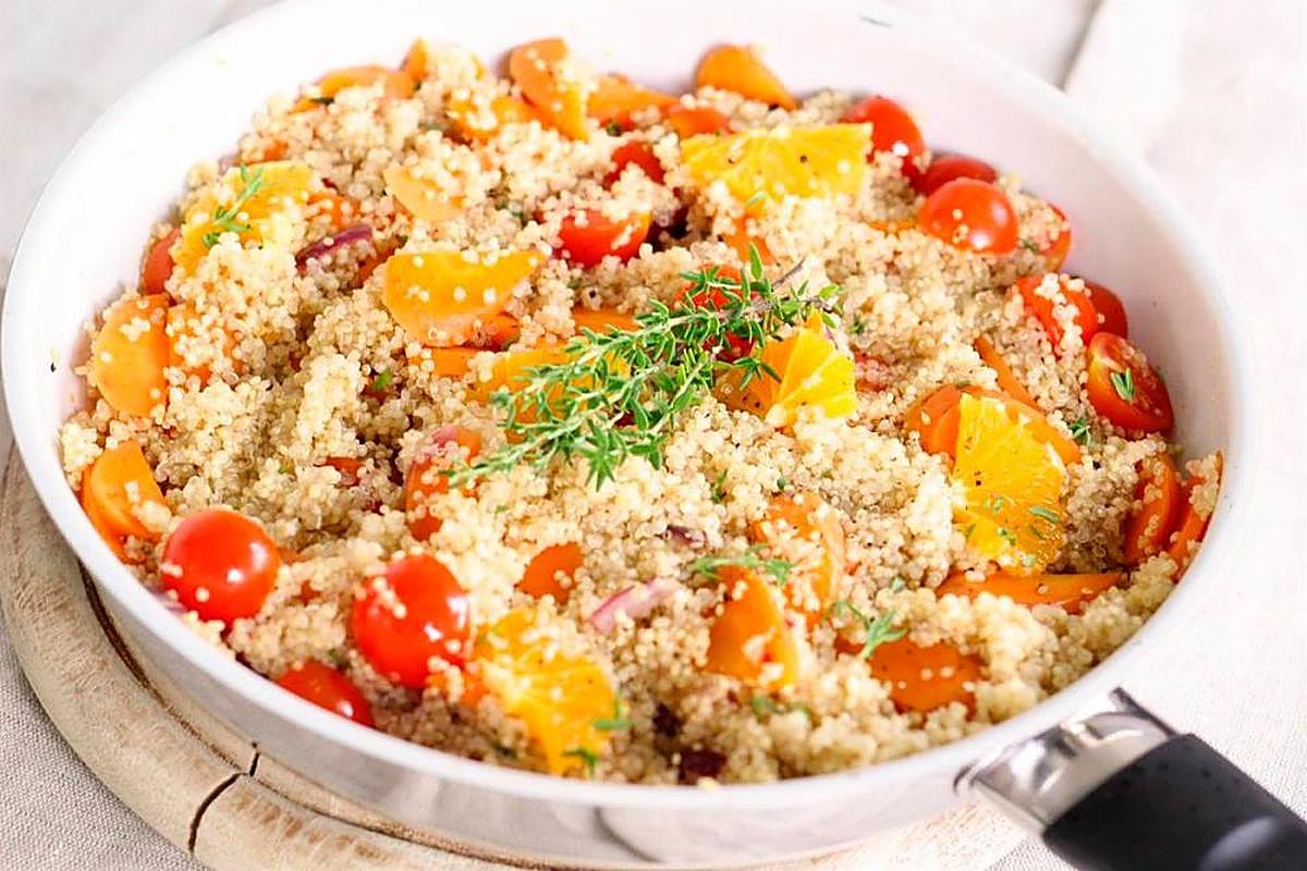 Quinoa en una sartén.