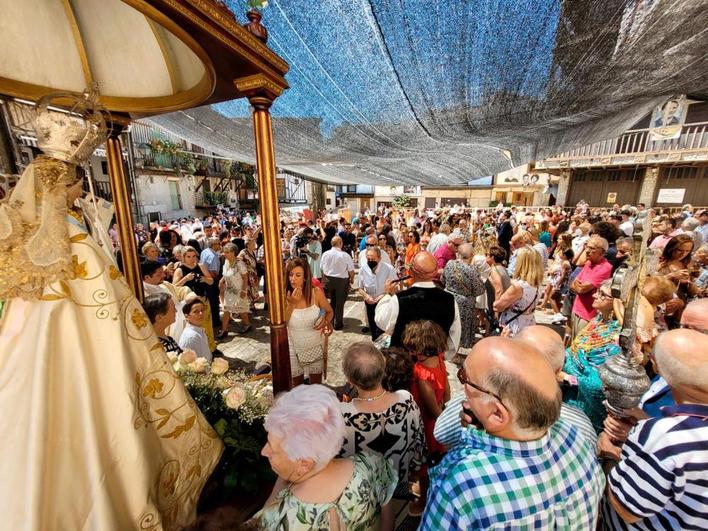 Los mogarreños participaron en el masivo y emocionado ofertorio a la Santa Patrona entronizada en la Plaza Mayor.