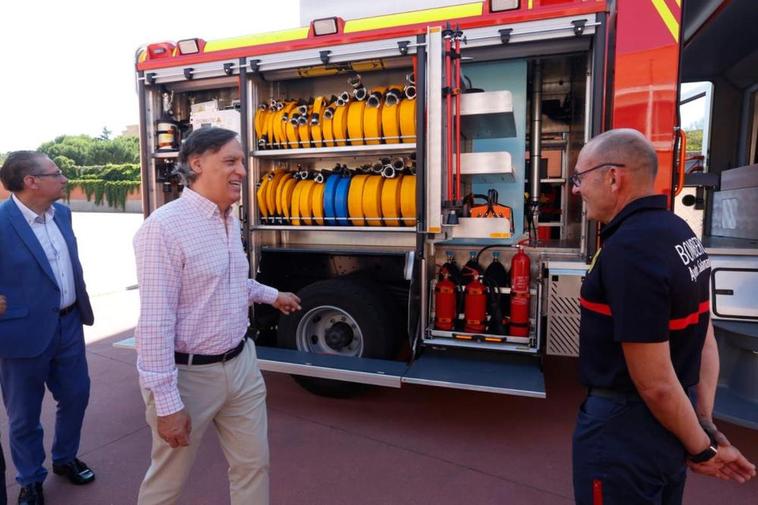 Varios efectivos del Parque de Bomberos de Salamanca junto a Carlos García Carbayo.